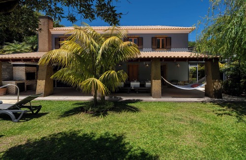 Prazeres Villa | With pool, garden and barbecue - Vila Esperança