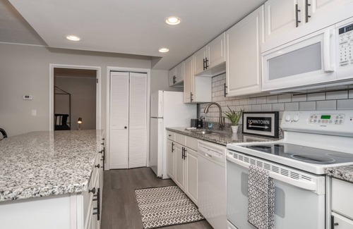 East Price Hill Condo | ⚪️ Without Color ⚫️ | Stylish Hilltop | Min to Downtown