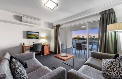 Woolloongabba Apartment | WL314 1Bed 1Bath apt w parking near CBD