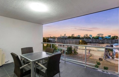 Woolloongabba Apartment | WL314 1Bed 1Bath apt w parking near CBD