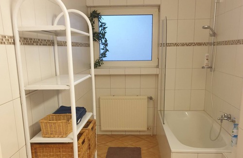 Hueckeswagen Apartment | Wohnung, Voll Möbliert 85 m² vom 1.3. - 31.5.24 Oder Wochenweise zu Vermieten