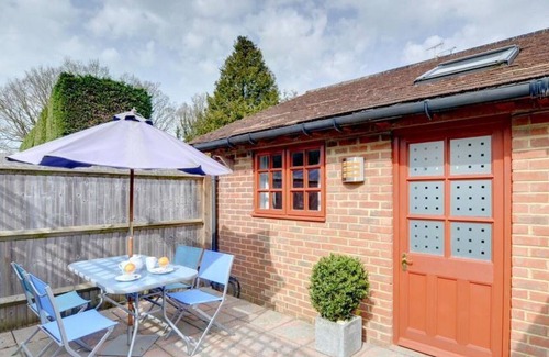 Goudhurst House | Wonderful private villa for 2 guests with WIFI, TV, patio and parking