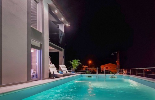 Prizna House | Wonderful private villa for 8 guests with WIFI, A/C, private pool, TV and terrace
