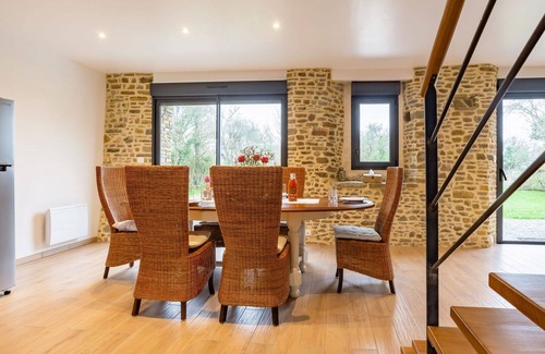 Surville House | Wonderful private villa for 4 guests with WIFI, TV, terrace and pets allowed