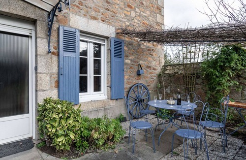Yffiniac House | Wonderful private villa for 8 guests with WIFI, TV and pets allowed