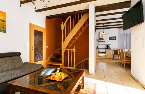 Neeberg House | Wonderful private villa for 8 guests with TV, terrace and pets allowed