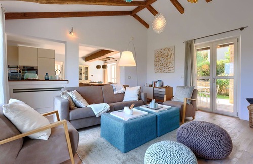 Momjan House | Wonderful private villa for 4 people with WIFI, private pool, A/C, TV and patio