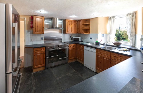 Fivelanes House | Wonderful private villa for 9 guests with WIFI, hot tub, TV, patio and pets allowed