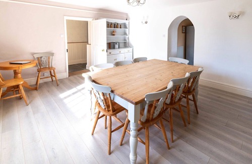 Fivelanes House | Wonderful private villa for 9 guests with WIFI, hot tub, TV, patio and pets allowed
