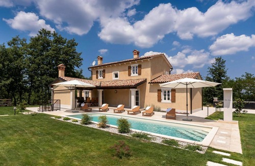 Bazgalji Villa | Wonderful private villa for 6 guests with WIFI, private pool, A/C, TV, terrace and pets allowed