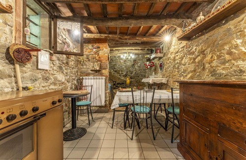 Uzzano Villa | Wonderful private villa for 5 people with WIFI, private pool and pets allowed