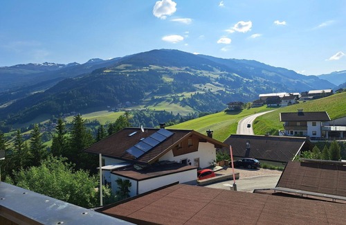 Hainzenberg House | Wonderful villa for 12 people with TV and balcony