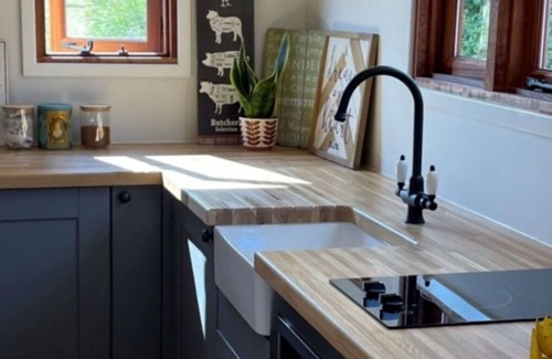 Alkborough House | Wonderful villa for 16 guests with WIFI, hot tub, TV and pets allowed