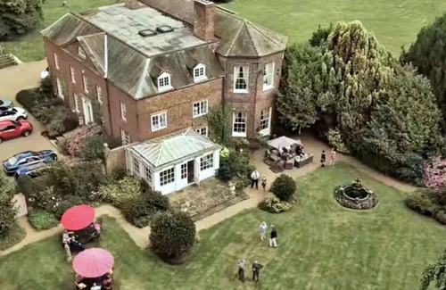 Alkborough House | Wonderful villa for 16 guests with WIFI, hot tub, TV and pets allowed