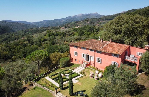 Lucca Villa | Wonderful villa with WIFI, private pool, A/C, TV, terrace and panoramic view, close to Lucca