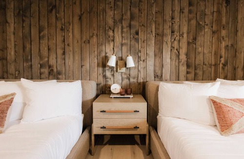 Columbia Falls Hotel | Wonderstone Hotel - Double Queen Guest Room
