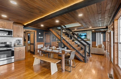 South Pittsburg Cabin | Wood Haven Cabin with a hot tub, fire pit, & indoor pool!
