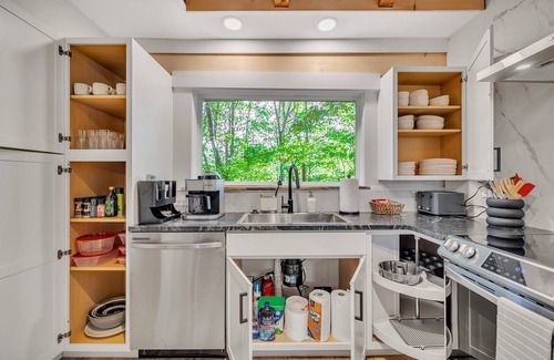 Greenville - Spartanburg Cabin | Wooded 3BR Luxury Cabin, Close to City & Nature