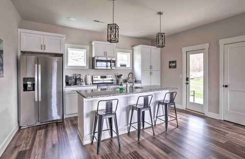 Lookout Valley Neighborhood Association House | Wooded Escape w/Beautiful Backyard + Mtn Views!