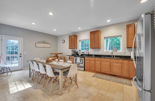Montague House | Wooded Sands: Autumn Bliss – Cozy Up in Nature's Colorful Wonderland!