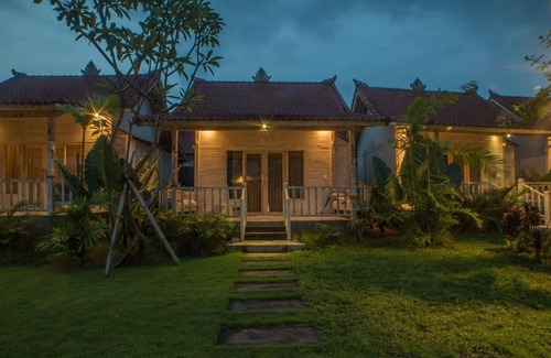 Mushroom Bay Cottage | Wooden Hut in Lembongan, Huge Lawn Area, Swimming Pool Available
