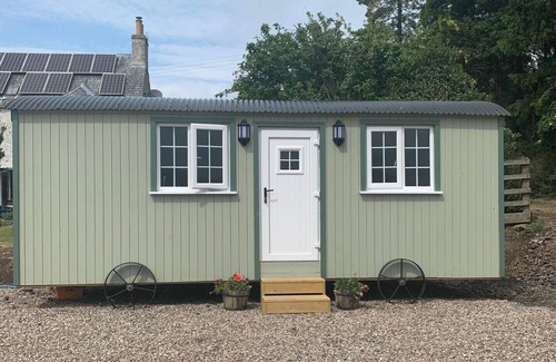 Perth Cabin | Woodhead Shepherds Hut - Sleeps 2 - Mailer Farm