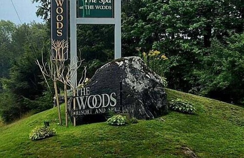 Killington Condo | Woods Resort Village 10 Cozy Killington Escape –1BR + Loft, Fireplace, Pool & Hot Tub Access