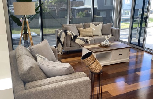 Woonona House | Woonona Beach House a few steps from patrolled beach, parks and cafes