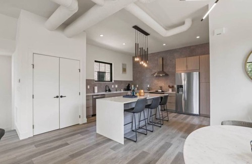 Downtown Columbus Apartment | Work Of Art -3 Bedroom Elegant Townhome-columbus