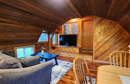 Womens Bay House | World War 2 Quonset Hut, River & Mountain Views, full kitchen & WiFi