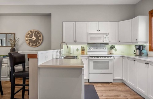 East Kootenay Apartment | Woven Dreams | Hot Tub | Pool | Slope Side