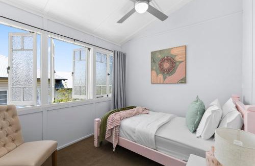 Norman Park House | Wow Bridge views Near CBD Quiet bus train