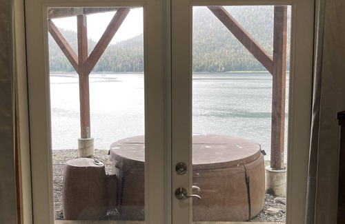 Petersburg Condo | Wrangell Narrows Seaside Getaway with Hot Tub