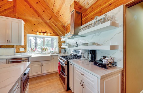 Wrightwood Cabin | Wraparound Deck & Grill: Wrightwood Cabin Near PCT