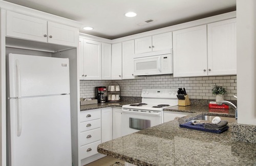 Lake Geneva House | Wrigley Beach House |Great Views of Lake |2nd Floor |Balcony |Steps to Beach & Shopping |Parking