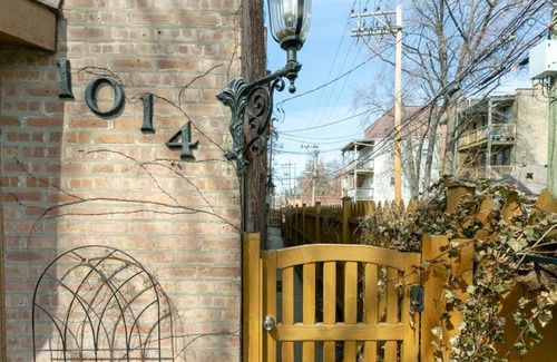 Lakeview House | Wrigley Field/Lakeview -Entire Home- Large Groups!