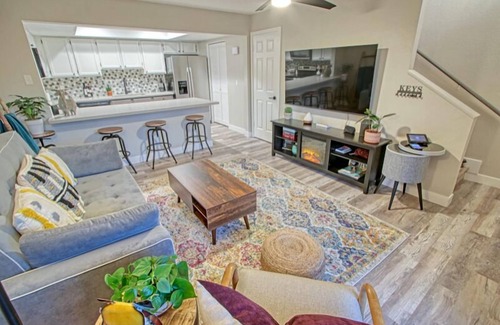 Dobson Ranch Apartment | WRIGLEY'S HOME PLATE IN MESA, Poolside, Trendy Condo, King Bed