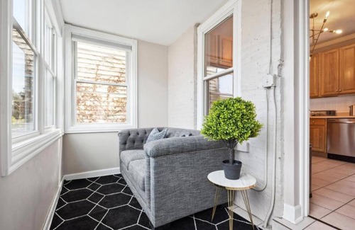 Wrigleyville Apartment | Wrigleyville 2BR w/Parking, Firepit & Workspace for Remote Work