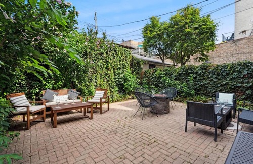 Wrigleyville Apartment | Wrigleyville 2BR w/Parking, Firepit & Workspace for Remote Work