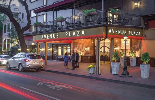 Faubourg Lafayette Resort | Wyndham Avenue Plaza, Mardi Gras parades in front of the resort