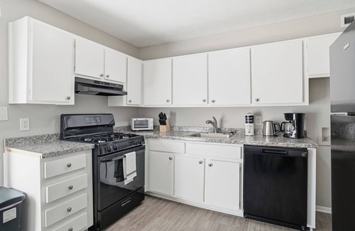 Forest Park Apartment | Wyndham Hills Getaway | Modern Comfort Awaits