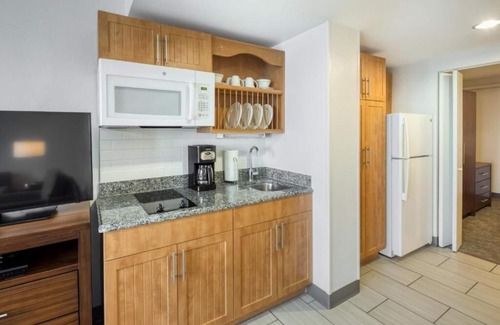 Yachting Village Apartment | Wyndham Inn on the Harbor, perfect location
