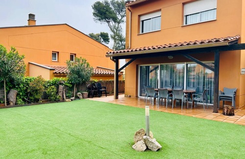 Palamos Ski Chalet | Xalet 81 D - Four Bedroom Chalet, Sleeps 8