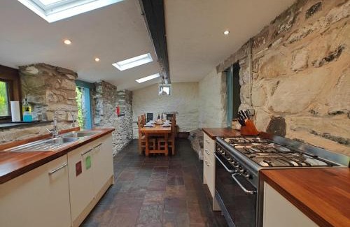 Dolgellau House | Y Cwtch - Panoramic mountain views within Snowdonia's National Park - 4x4 only