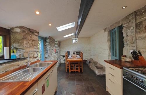 Dolgellau House | Y Cwtch - Panoramic mountain views within Snowdonia's National Park - 4x4 only