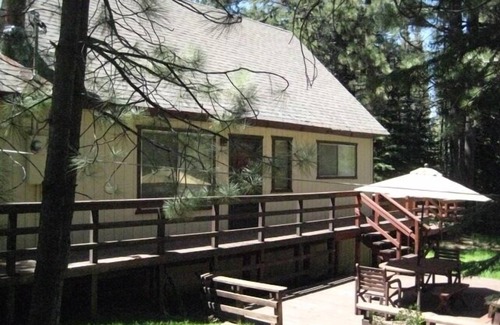 Tahoe Paradise Ski Chalet | Year-Round Lake Tahoe Getaway - Comfortable and Spacious!