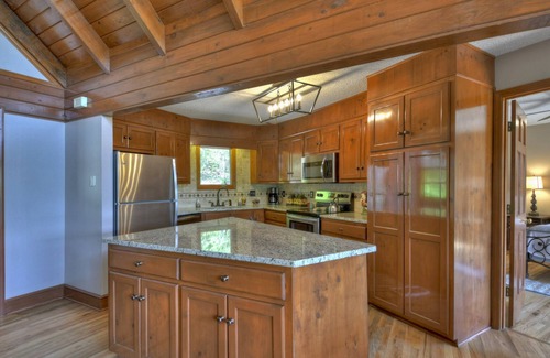 Blairsville Cabin | Year Round Mountain Views Less than 2 miles from Downtown Blairsville, hiking trails & more