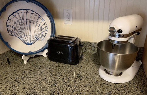 Shelton Cottage | Year round waterfront getaway on Puget Sound, 22 minutes to West Olympia. Children welcome. Pet friendly. Complimentary kayaks.