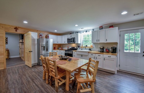 Goodsprings Cabin | YellowCreek Cabin-A country Getaway 2-bdr cabin with AC, WiFi, Hunting, Fishing