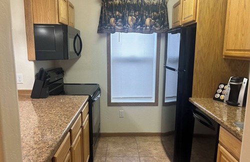 Gardiner Apartment | Yellowstone River Hideaway - 1/4 Mile from Yellowstone NP - 1BR Renovated Apartment - Surrounded by Mountains & Overlooking the Canyon